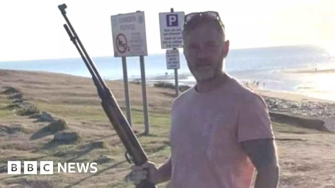 Plaid councillor in 'anti-English' photo surrenders gun