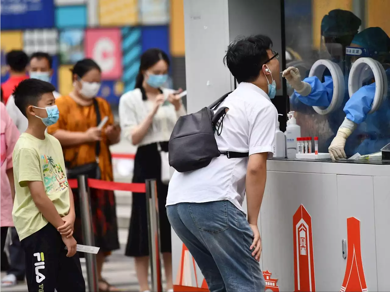 China locks down 21 million in Chengdu in COVID-19 outbreak