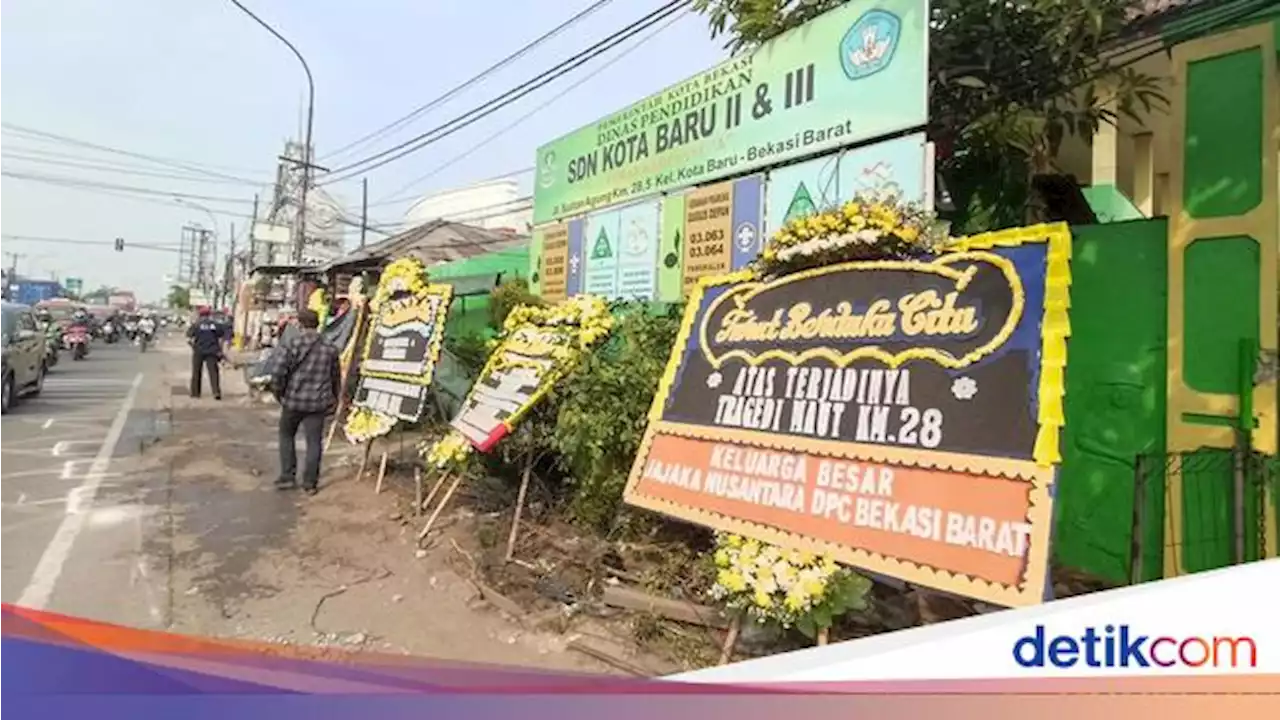 Karangan Bunga Berjejer di TKP Kecelakaan Maut di Bekasi