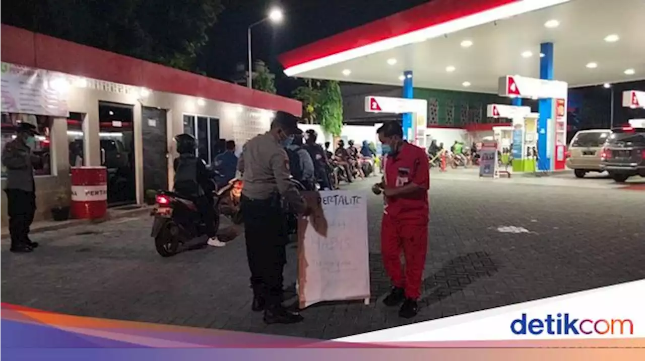 Polisi Jaga SPBU di Surabaya yang Diserbu Warga