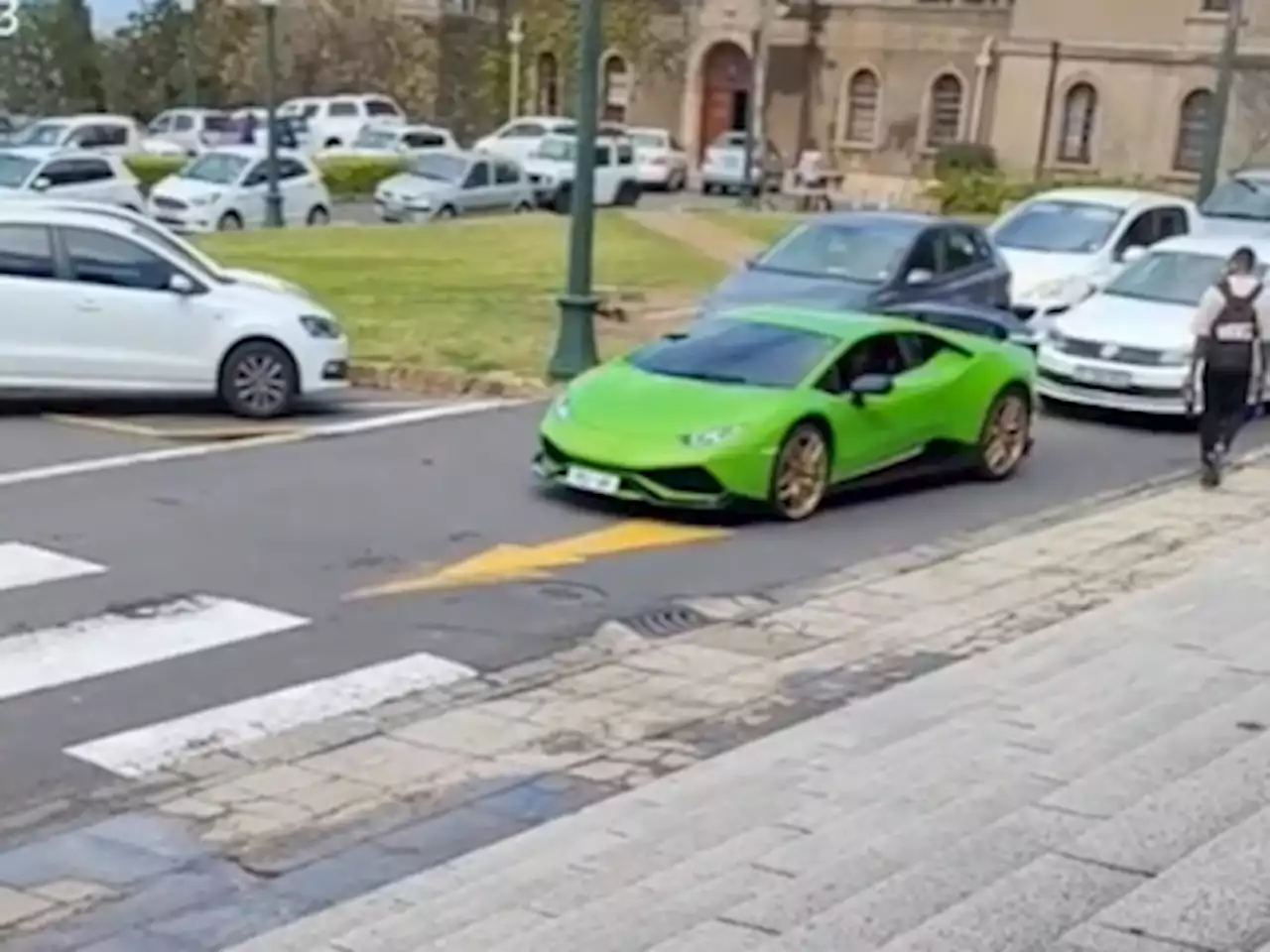 WATCH: Snazzy student rolls up to university in a Lamborghini