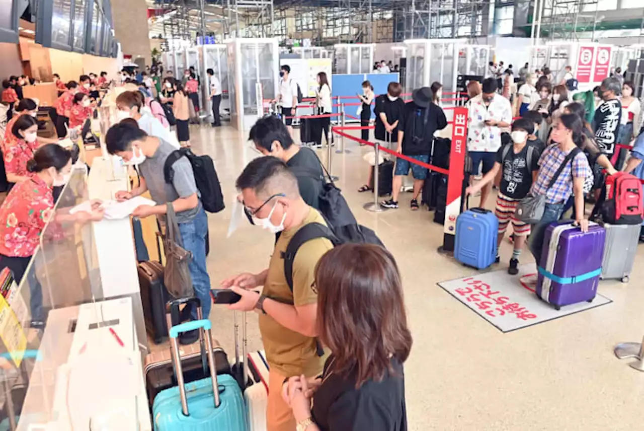 「きょう帰れないと困る」那覇空港、キャンセル待ちの観光客で長蛇の列 台風11号で欠航相次ぐ - トピックス｜Infoseekニュース