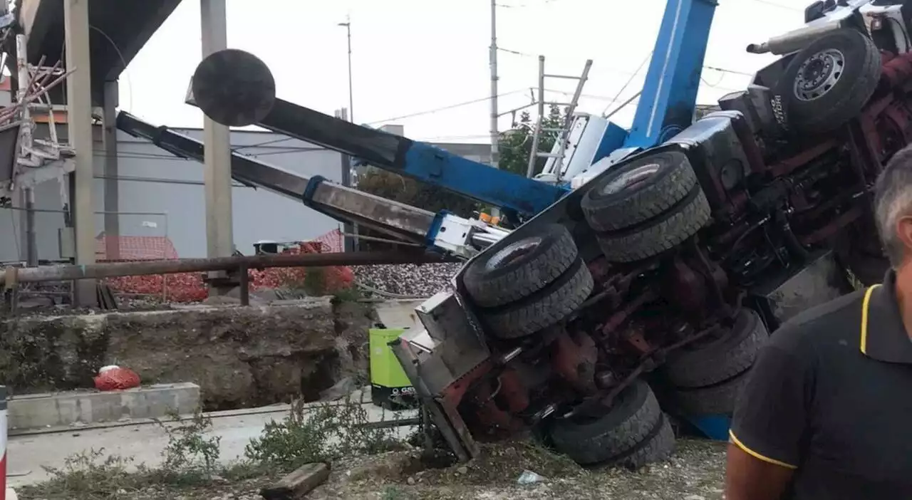 Gru crolla in mezzo ai binari della metropolitana: tragedia sfiorata a Milano