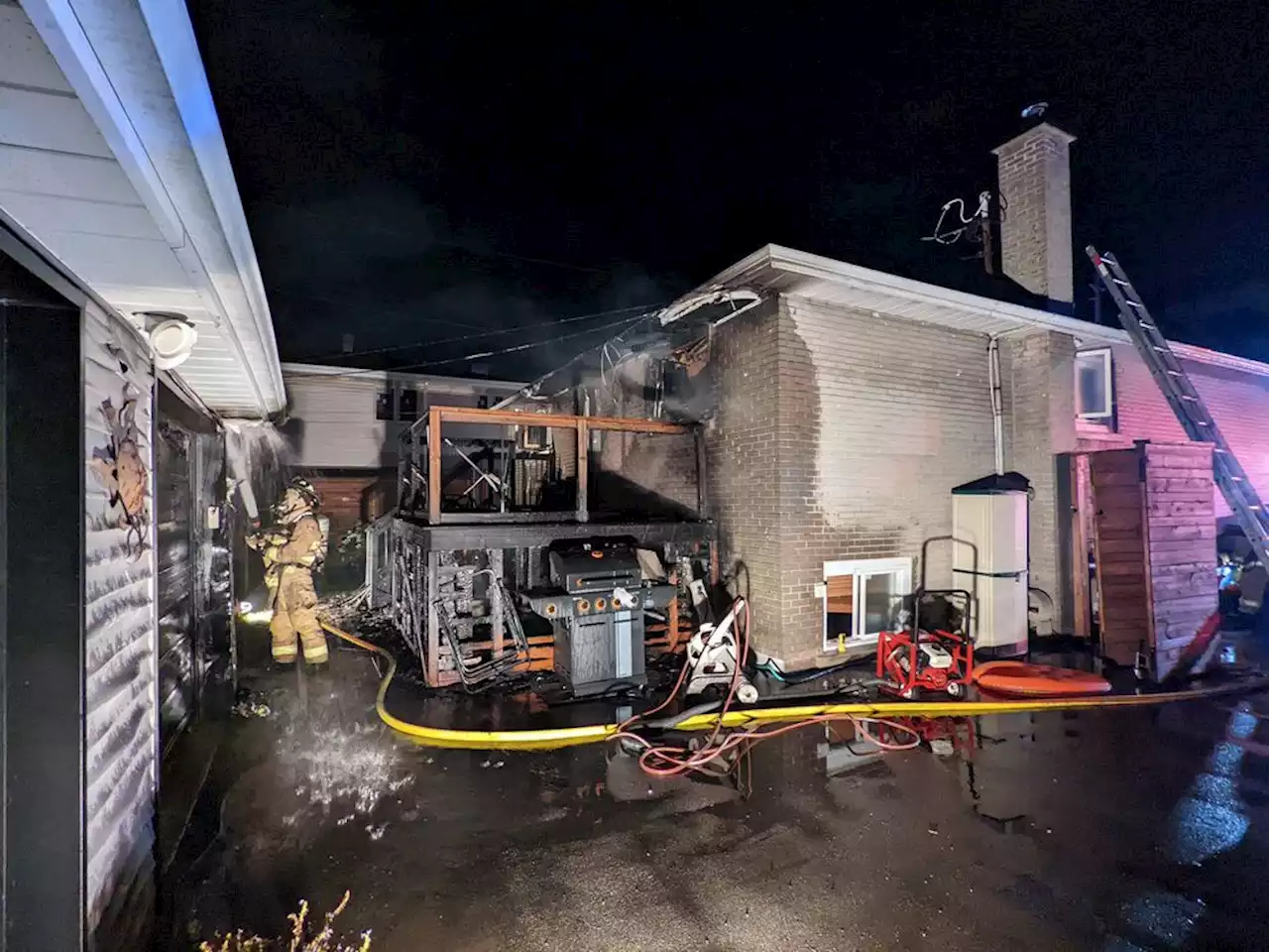 Firefighters handle smoke, flames at Jeanne Mance Street home in Vanier