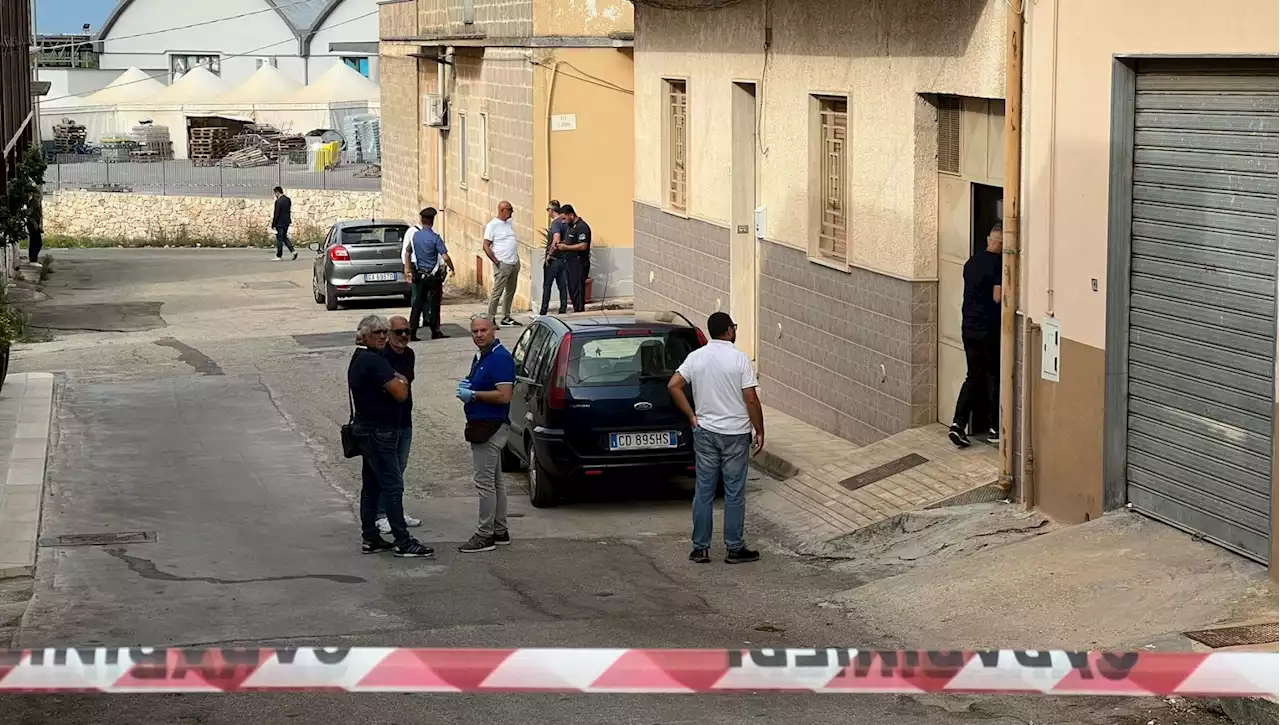 Brindisi, uccide l'ex compagna 47enne a colpi di fucile e si suicida: l'agguato davanti all'azienda tessile dove lavorava la donna