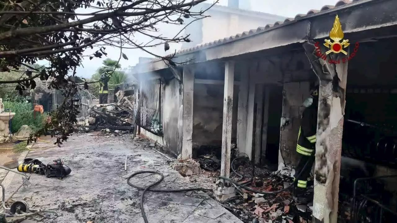 Incendio distrugge una villetta nella notte