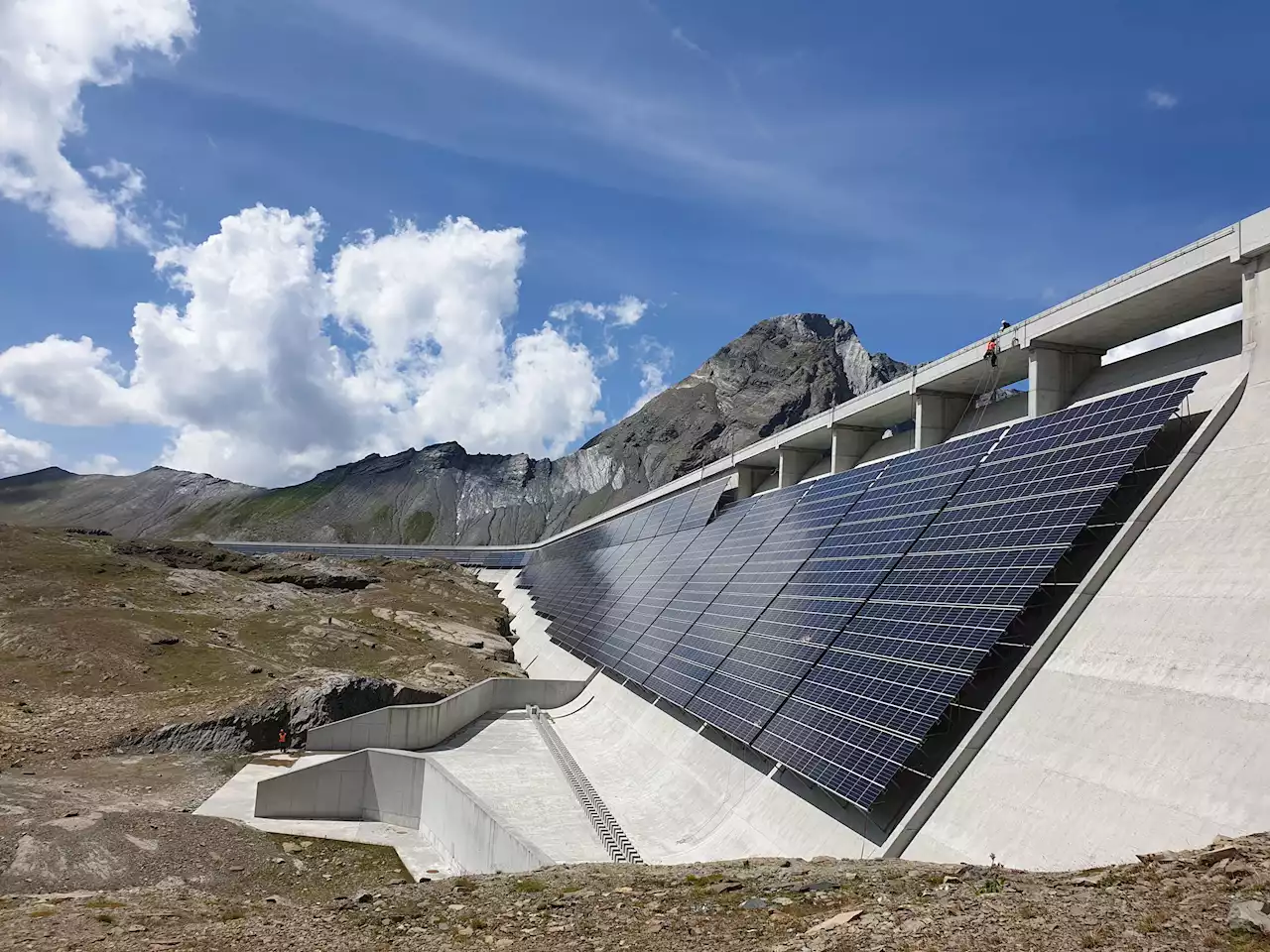 5000 Solarmodule in den Bergen auf voller Leistung - Schweizer Bauer