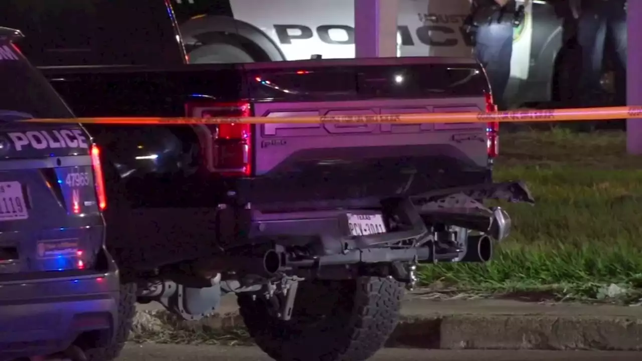 HPD: Armed suspect shot by Houston police officer after ramming into patrol vehicle during chase