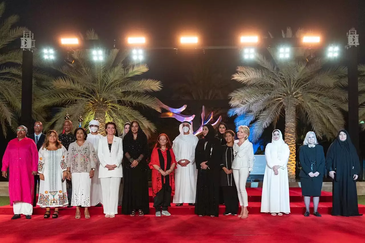 سيف بن زايد يهدي شجرة السلام إلى «أم الإمارات»