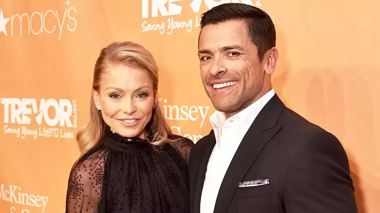 Kelly Ripa Reveals She Once Passed Out During Sex With Mark Consuelos