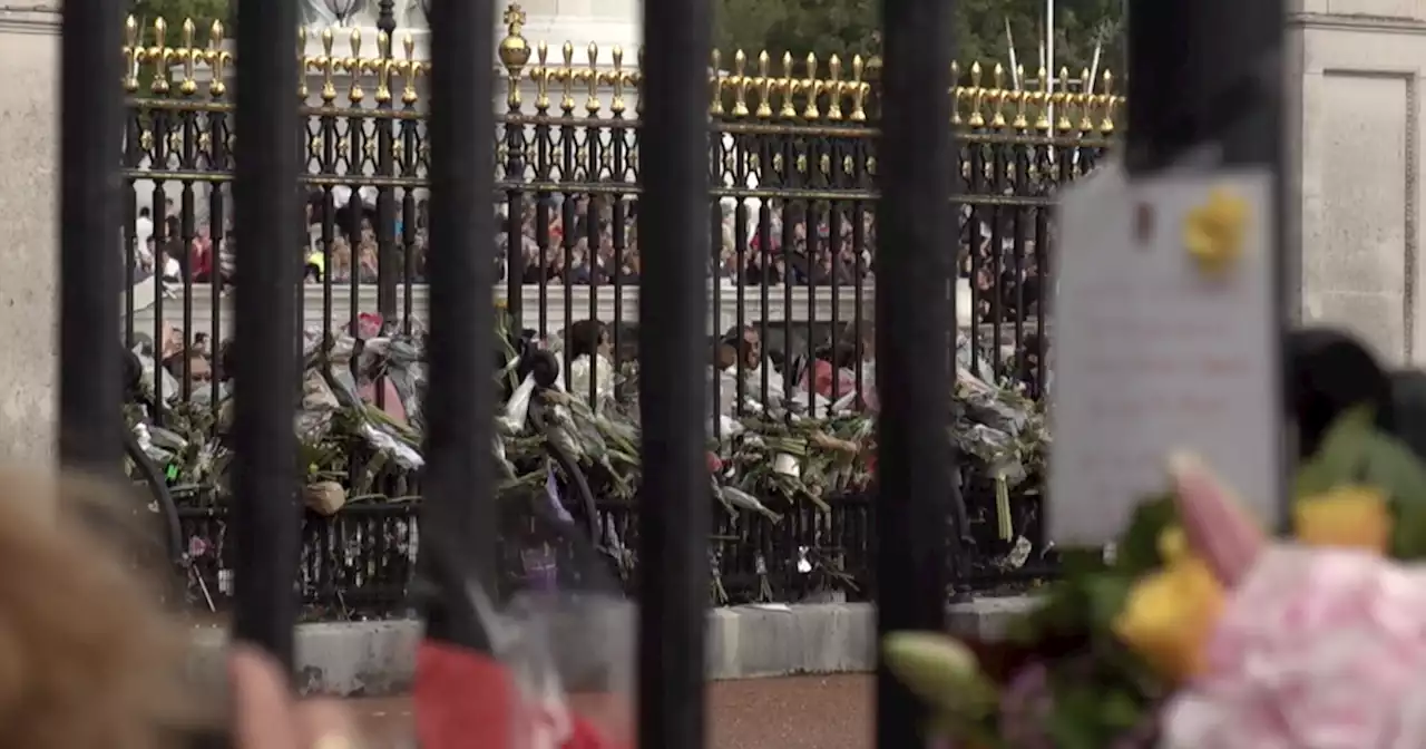 Thousands travel from afar to pay respects to Queen Elizabeth II outside Buckingham Palace