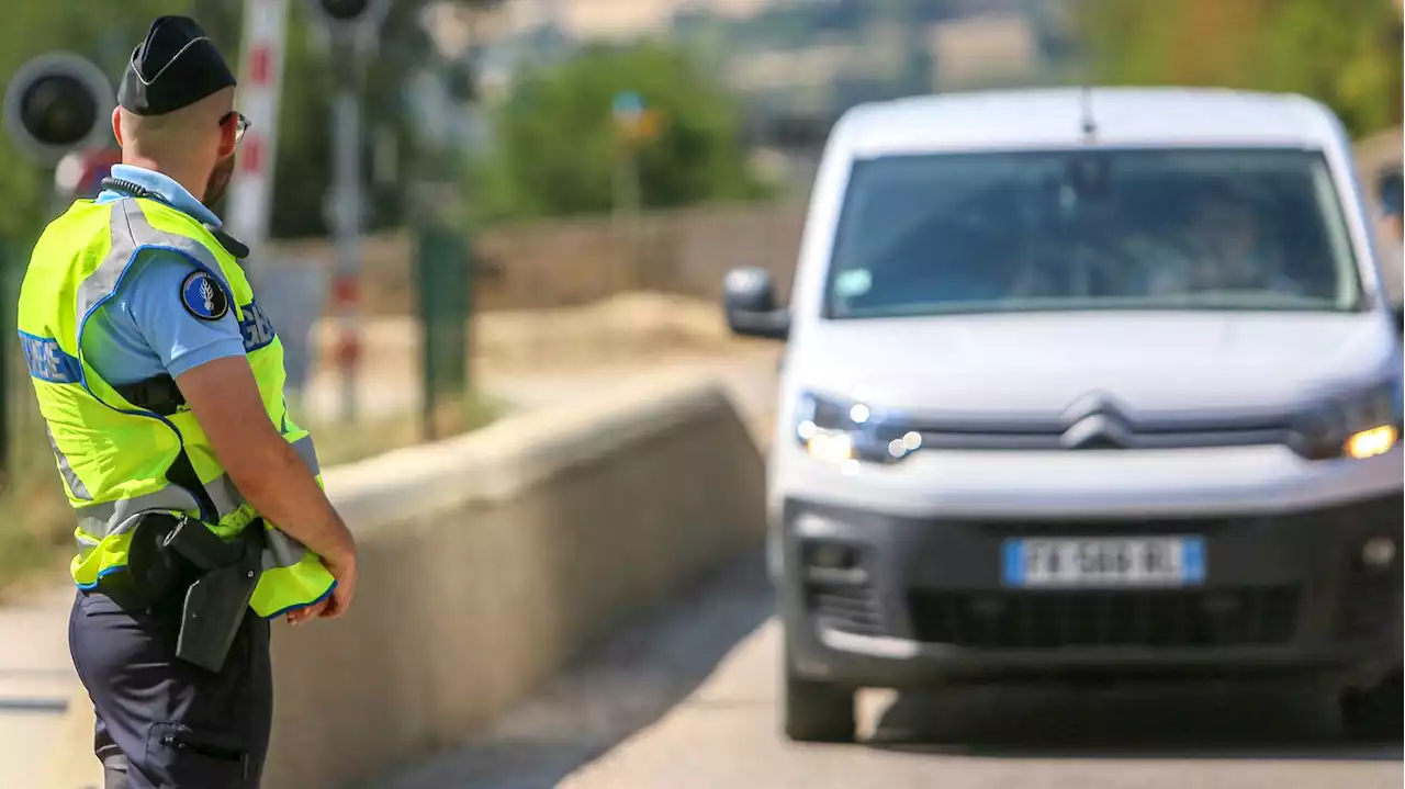 Isère : 38 migrants découverts entassés dans un fourgon sur l'A43, le passeur est en fuite