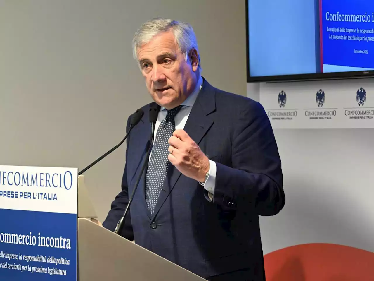 'Cambiare Costituzione a maggioranza non è nel nostro dna'. La lezione di Tajani a Letta