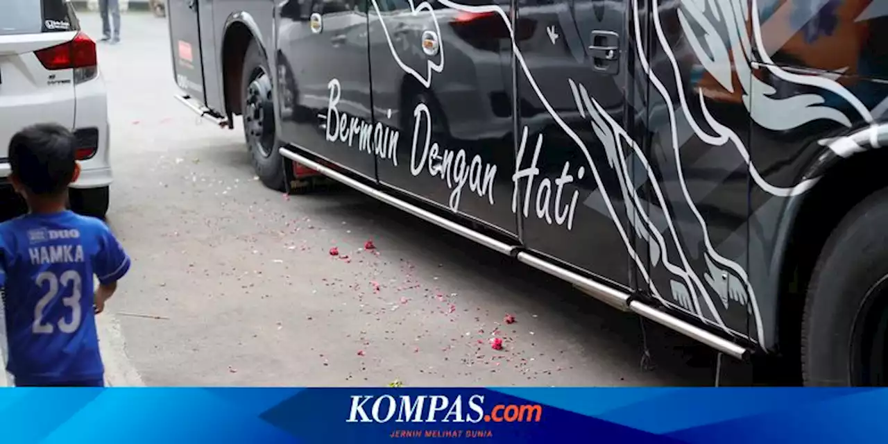 Bus Klub Atta Halilintar Ditaburi Bunga Kuburan Jelang Laga Liga 2