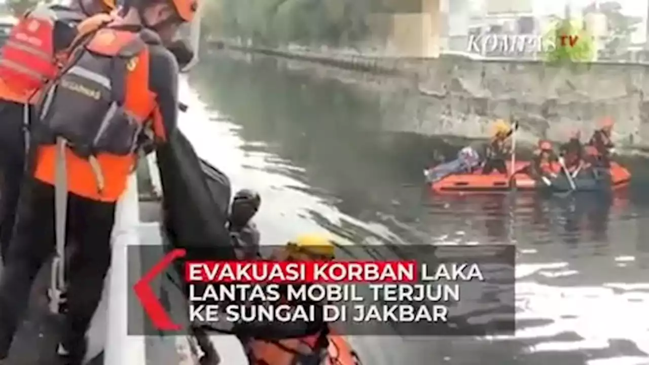 Evakuasi Korban Laka Lantas Mobil Terjun ke Sungai di Grogol, Korban Ditemukan Tak Bernyawa