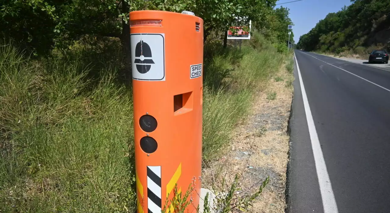 Rubano l'autovelox ma un passante fotografa la targa della loro auto: denunciati due 18enni