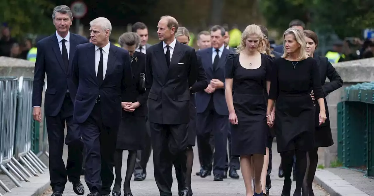 Les larmes de Beatrice d'York, le regard perdu du prince Andrew... En photos, l'émotion du clan Windsor réuni à Balmoral