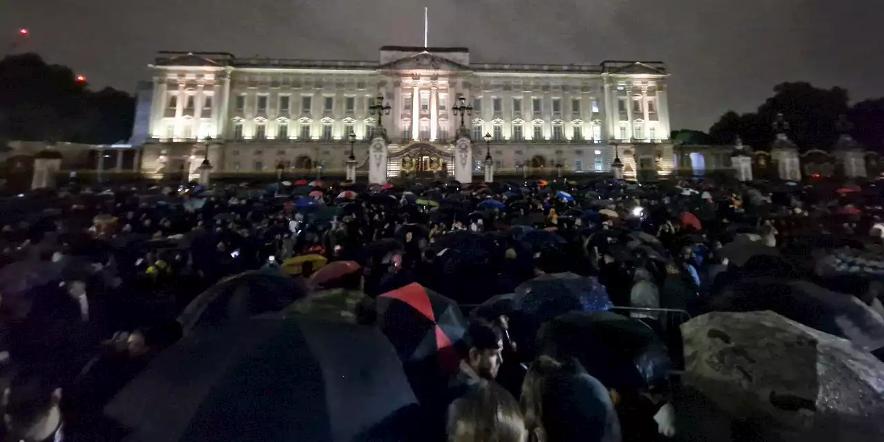 Grieving crowd gathers outside Buckingham Palace, much as one did with Diana 25 years ago