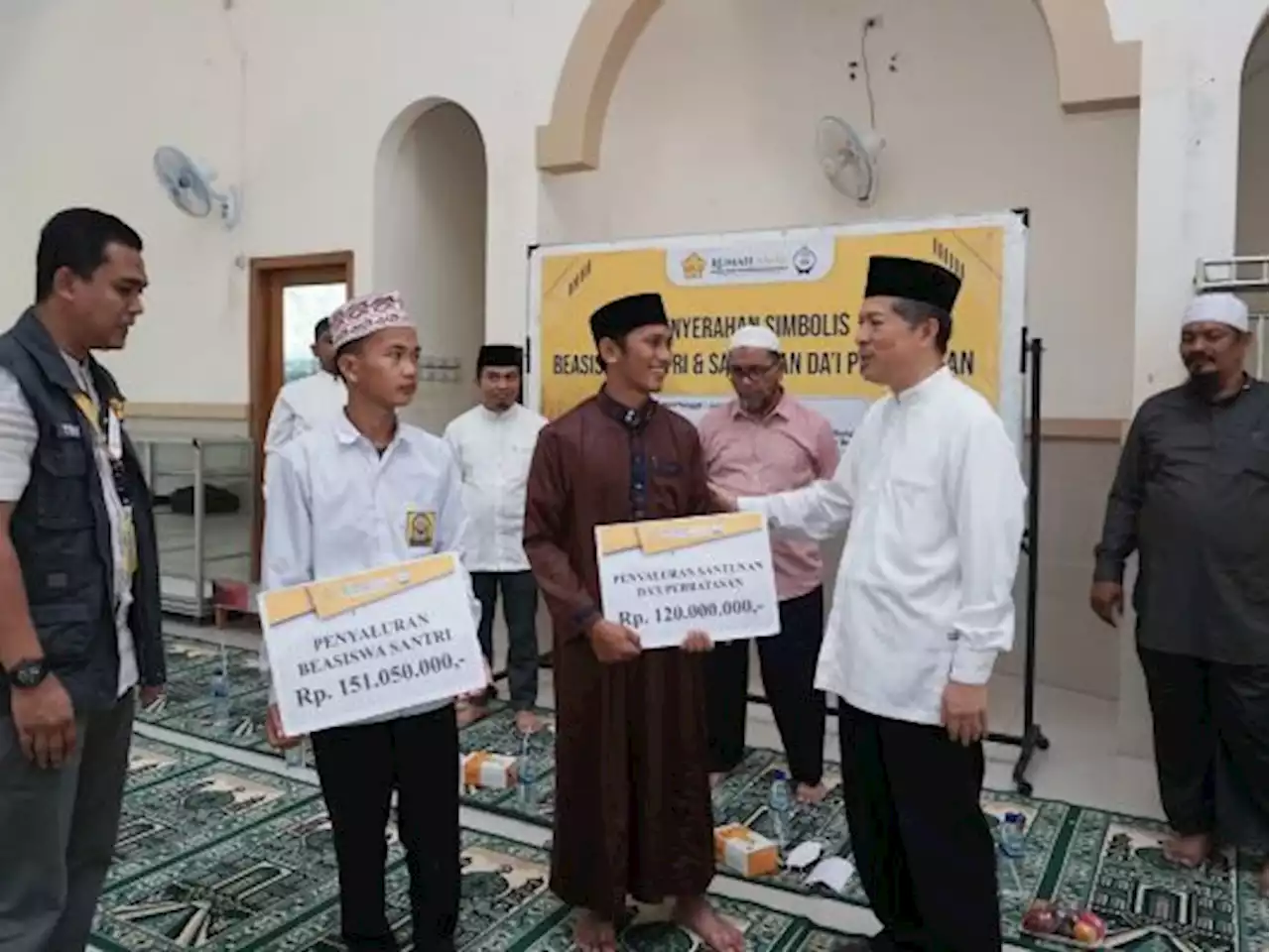 Rumah Amal Masjid USK Bantu Santri dan Dai Perbatasan Aceh