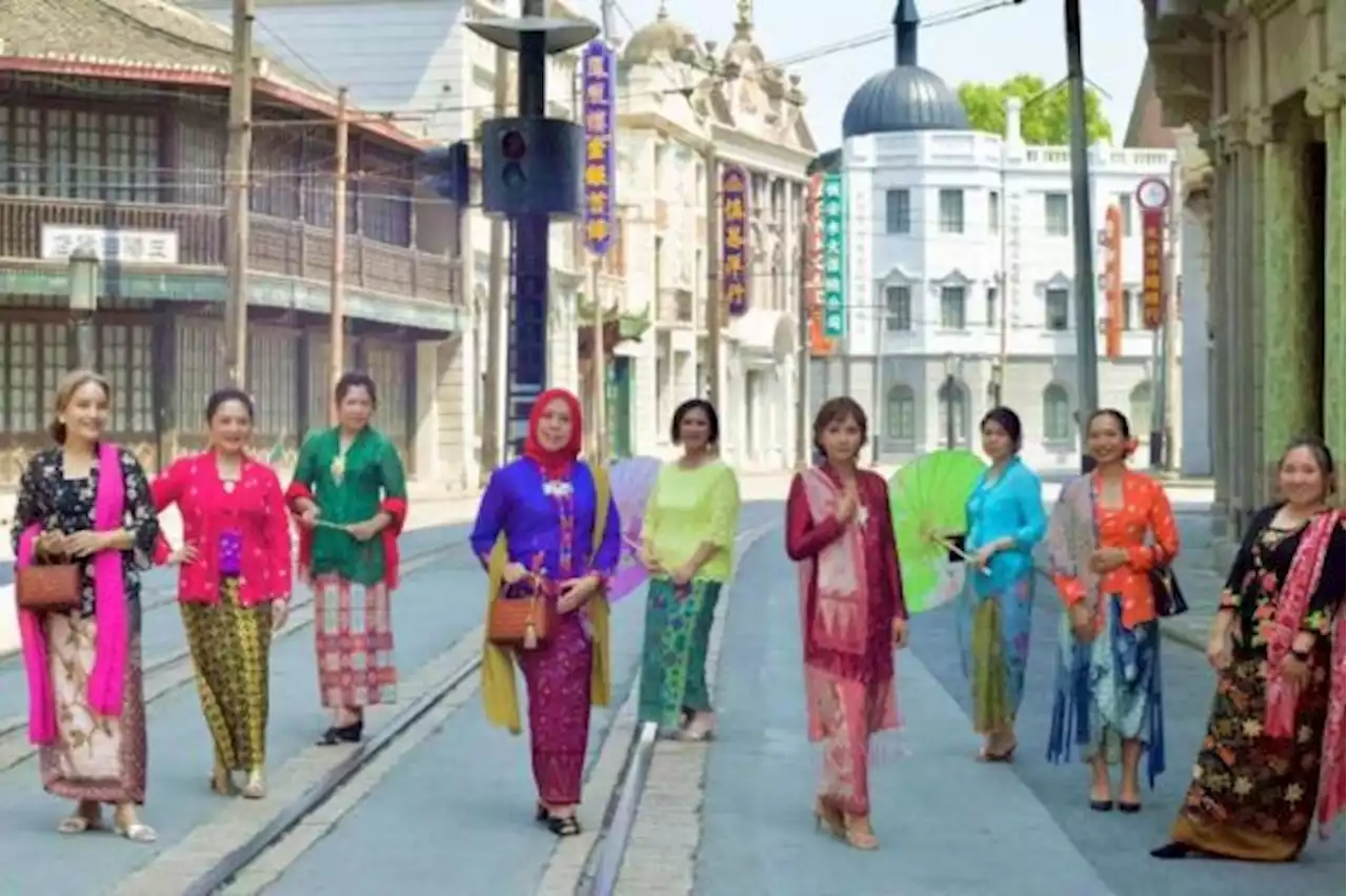 WNI di Shanghai Turun ke Jalan Kampanyekan Kebaya Goes to UNESCO