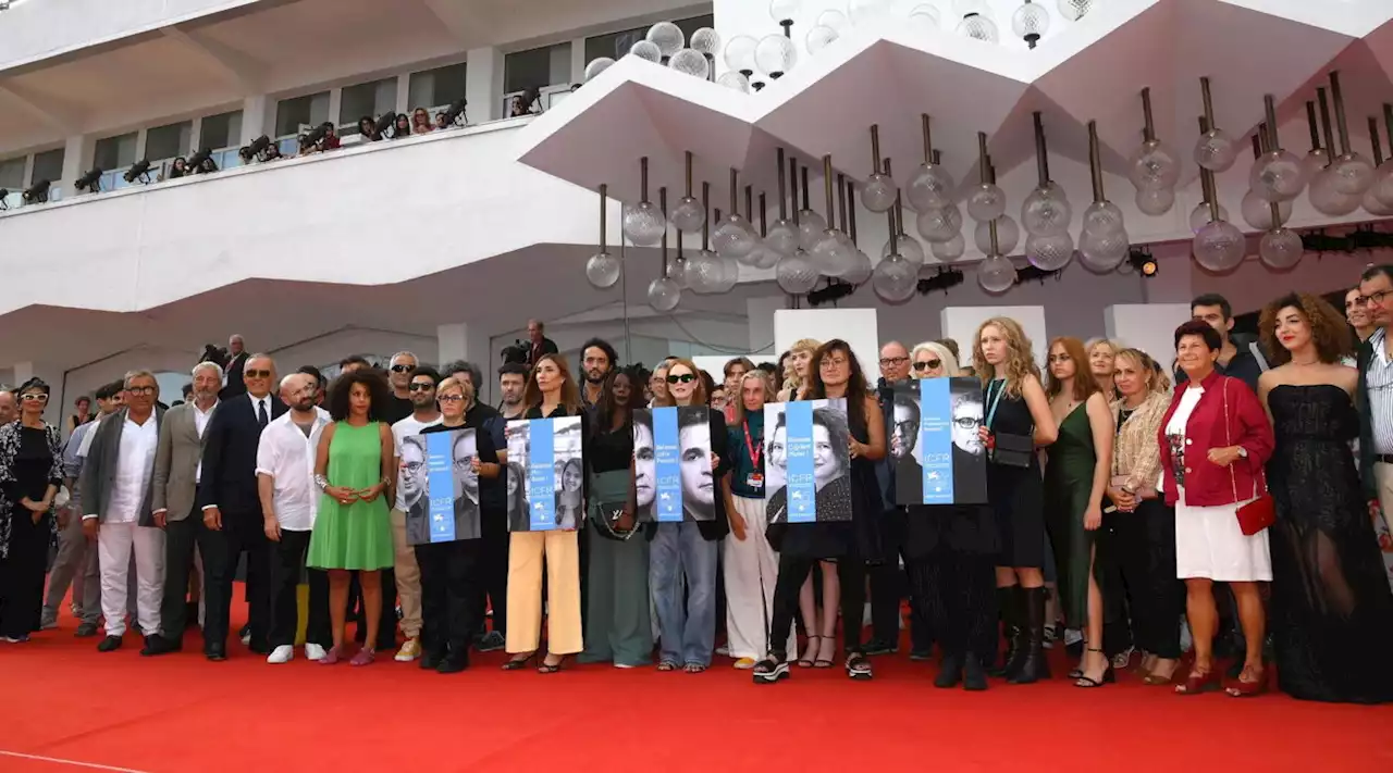 Venezia 79, flash mob sul red carpet per il regista Jafar Panahi