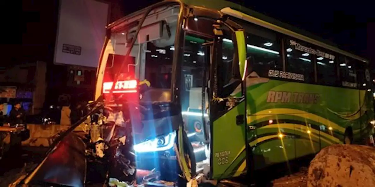 Kecelakaan Beruntun Bus Tabrak 3 Mobil di Wonosobo, Enam Orang Tewas | merdeka.com