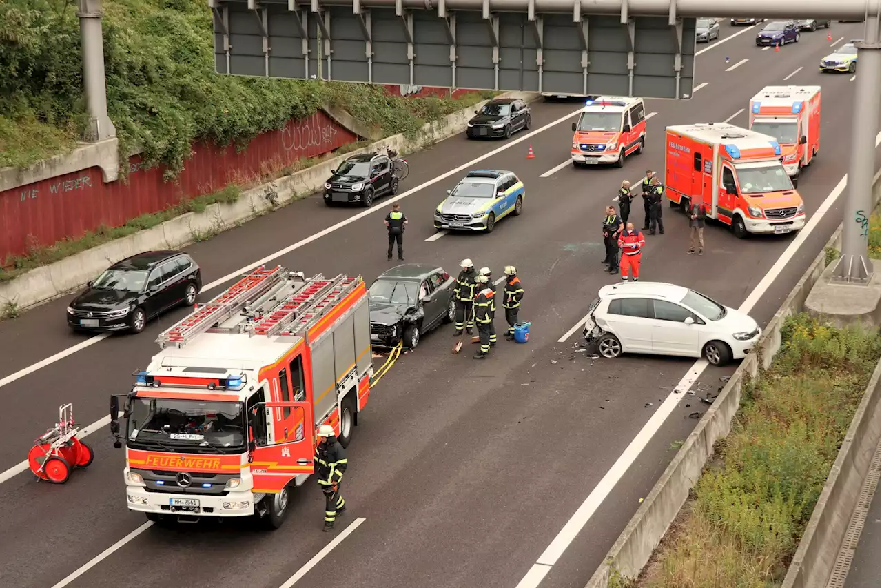 Auf A1 in Hamburg: Audi und VW stoßen zusammen – drei Verletzte