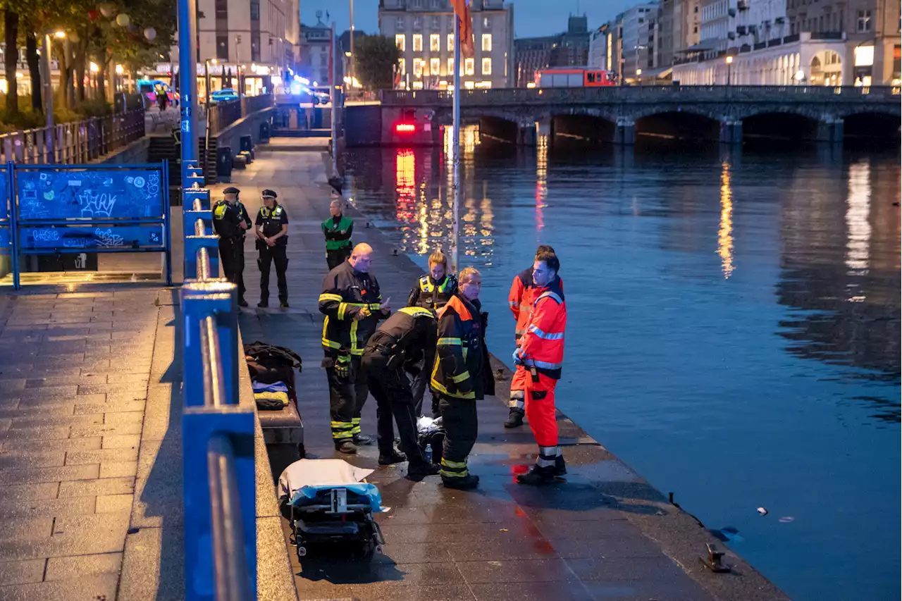 Mitten in der City: Polizei und Feuerwehr ziehen Leiche aus Binnenalster