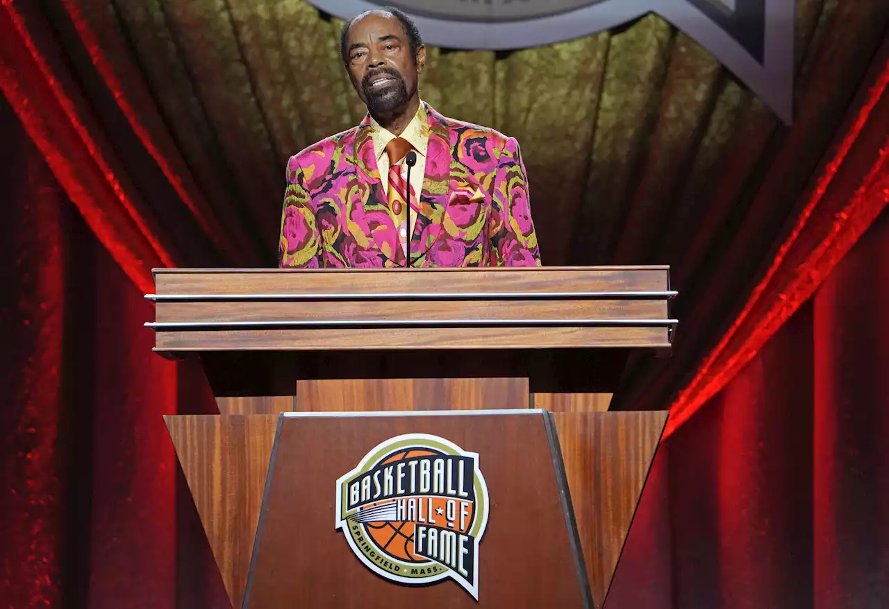 Walt ‘Clyde’ Frazier awarded Curt Gowdy Award from Hall of Fame