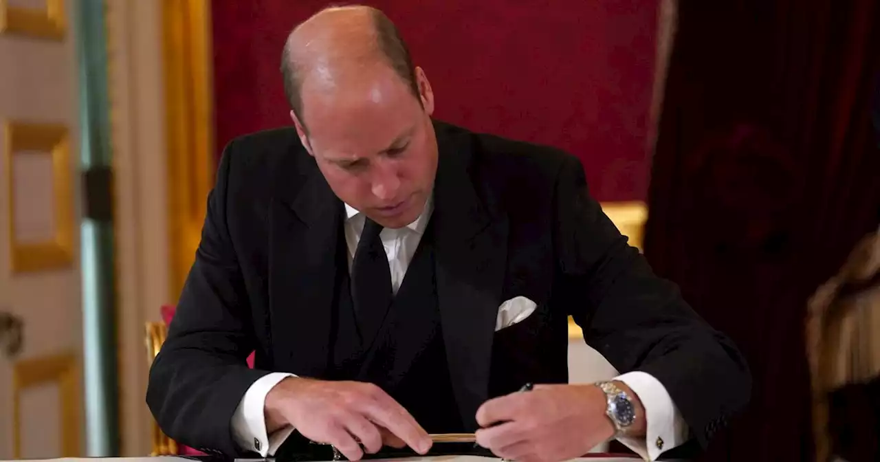 Prince William bemuses fans as they learn he’s left-handed during proclamation