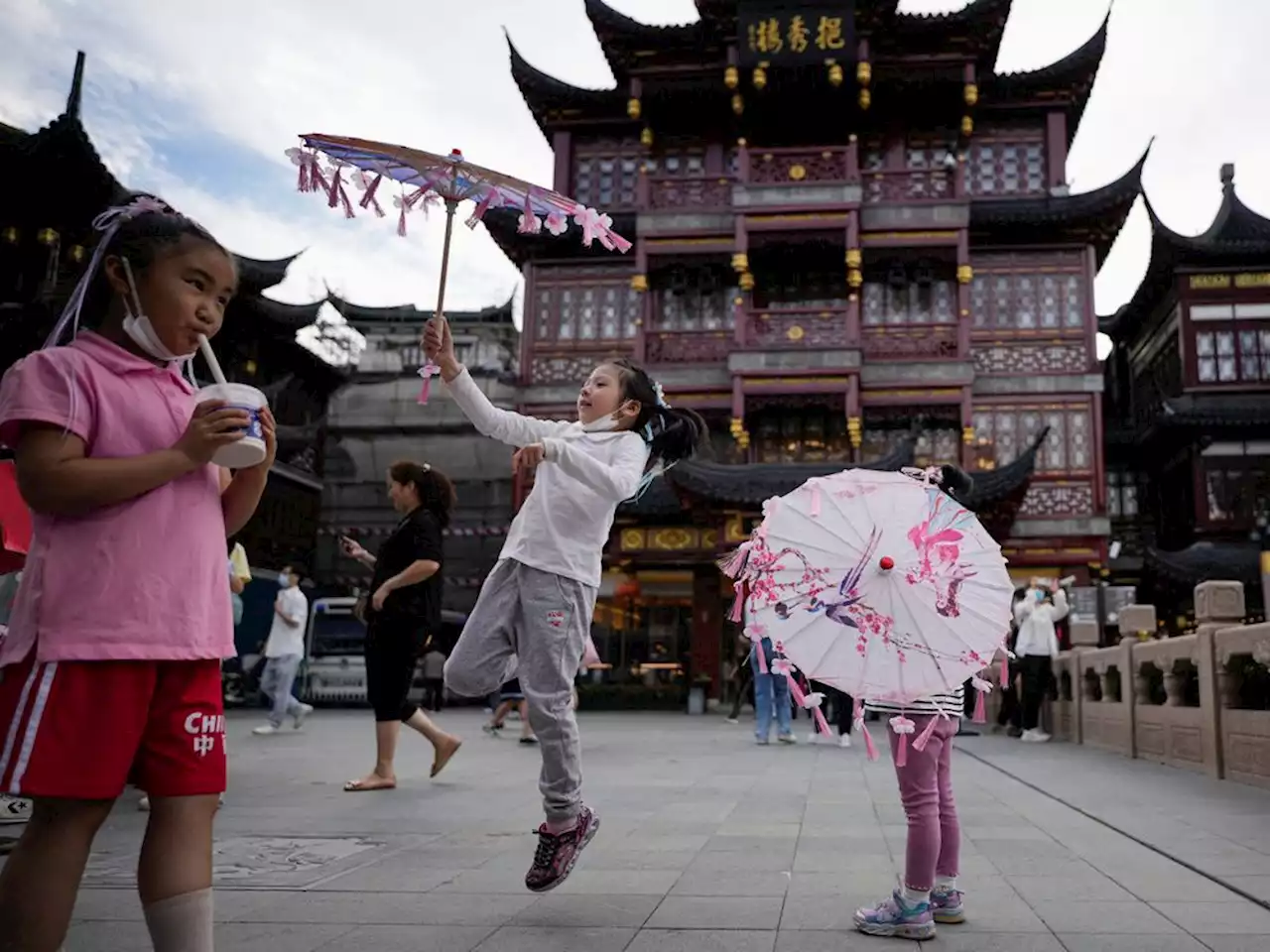 For many weary Chinese, lockdown dread trumps fear of COVID