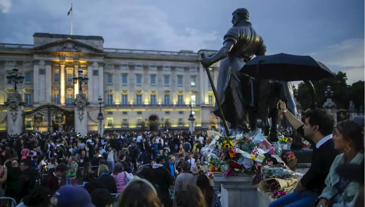 Dalla City o dalla periferia, Londra si mette in fila per ringraziare la regina