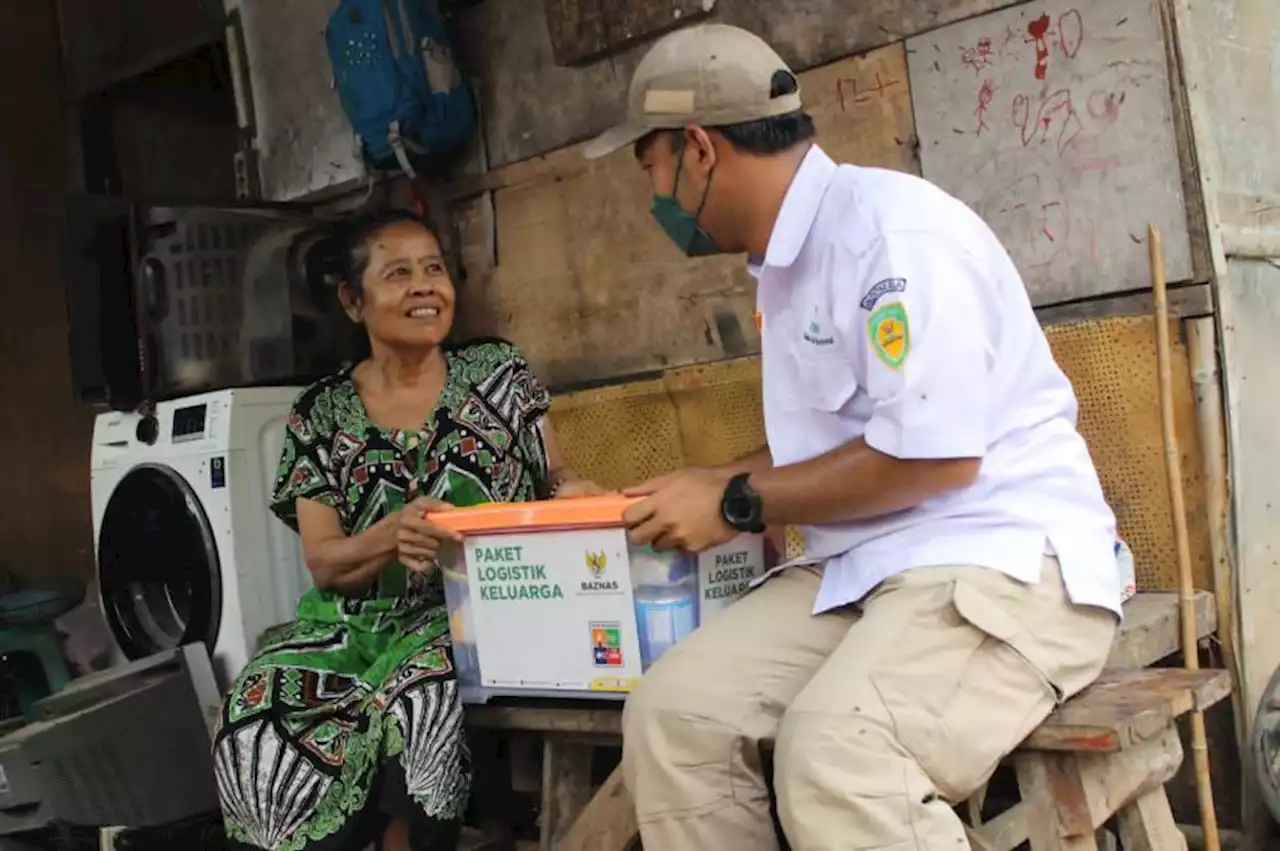 Baznas Distribusikan Paket ZChicken dan Paket Logistik Keluarga di Kampung Pemulung |Republika Online