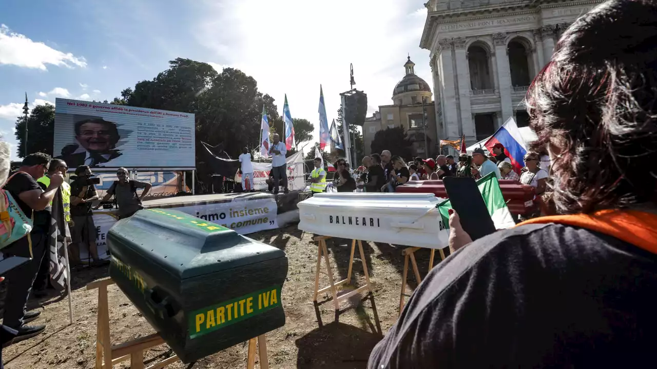 No tax: in pochi in piazza a Roma per manifestare contro il caro bollette