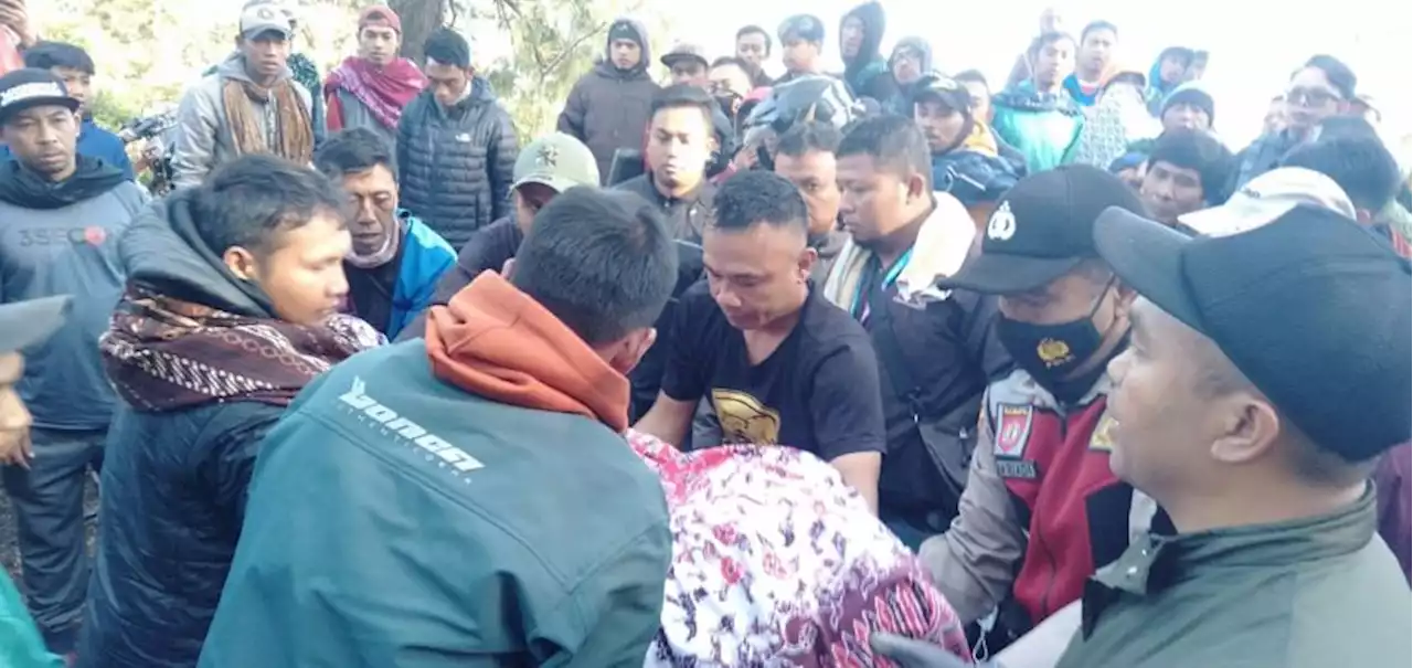 Detik-detik Jip Rombongan Wisatawan Gunung Bromo Masuk Jurang, Tabrak Pembatas Jalan di Tikungan Tajam