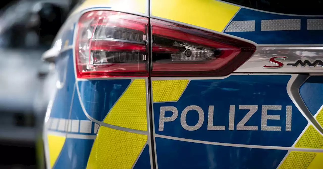 Polizei bittet um Hinweise: Demoliertes Auto rammt Haus und fährt auf nur einem Reifen durch Saarlouis – Unfallfahrer flieht zu Fuß