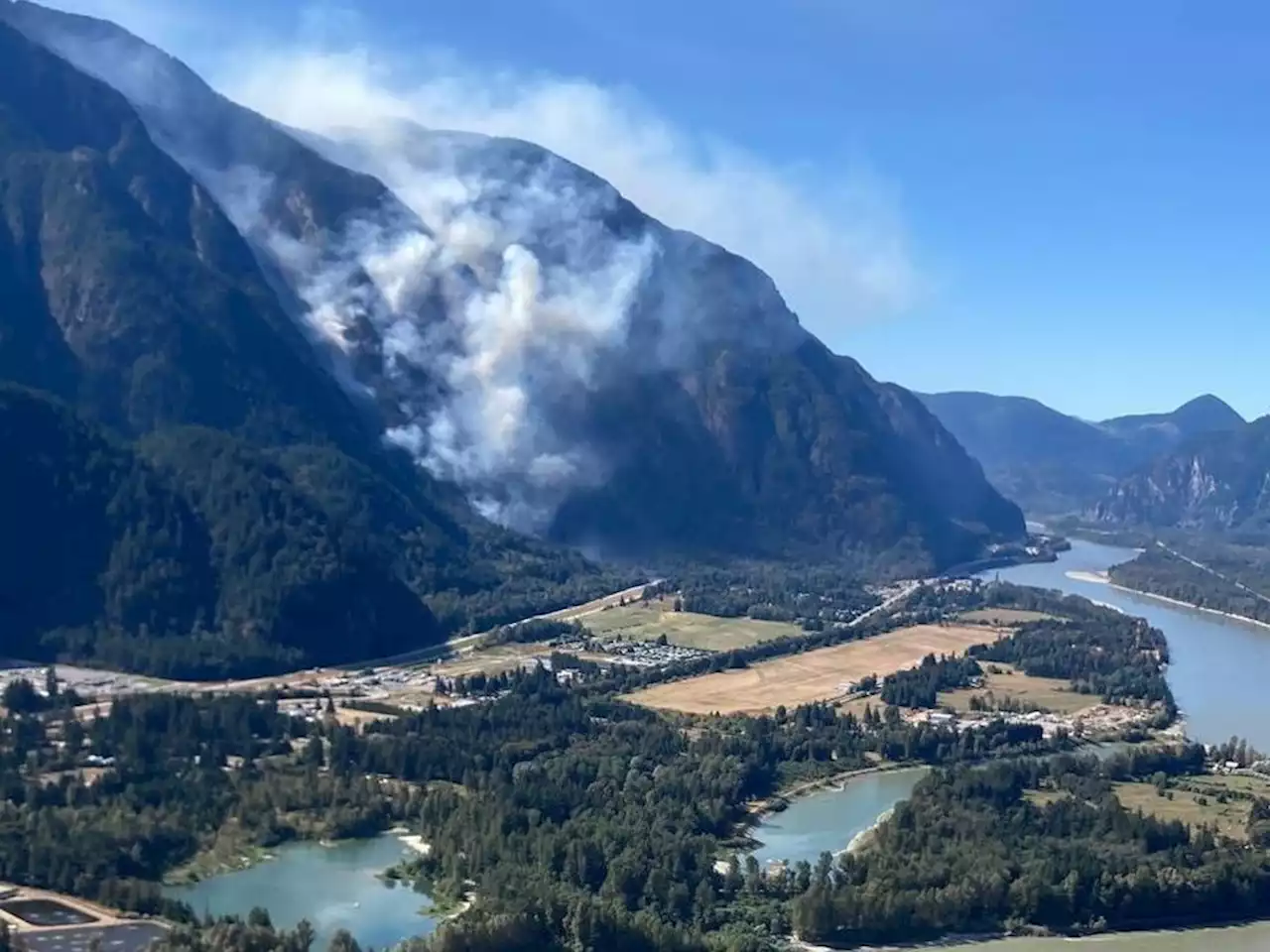 Wildfire near Hope prompts evacuation alert