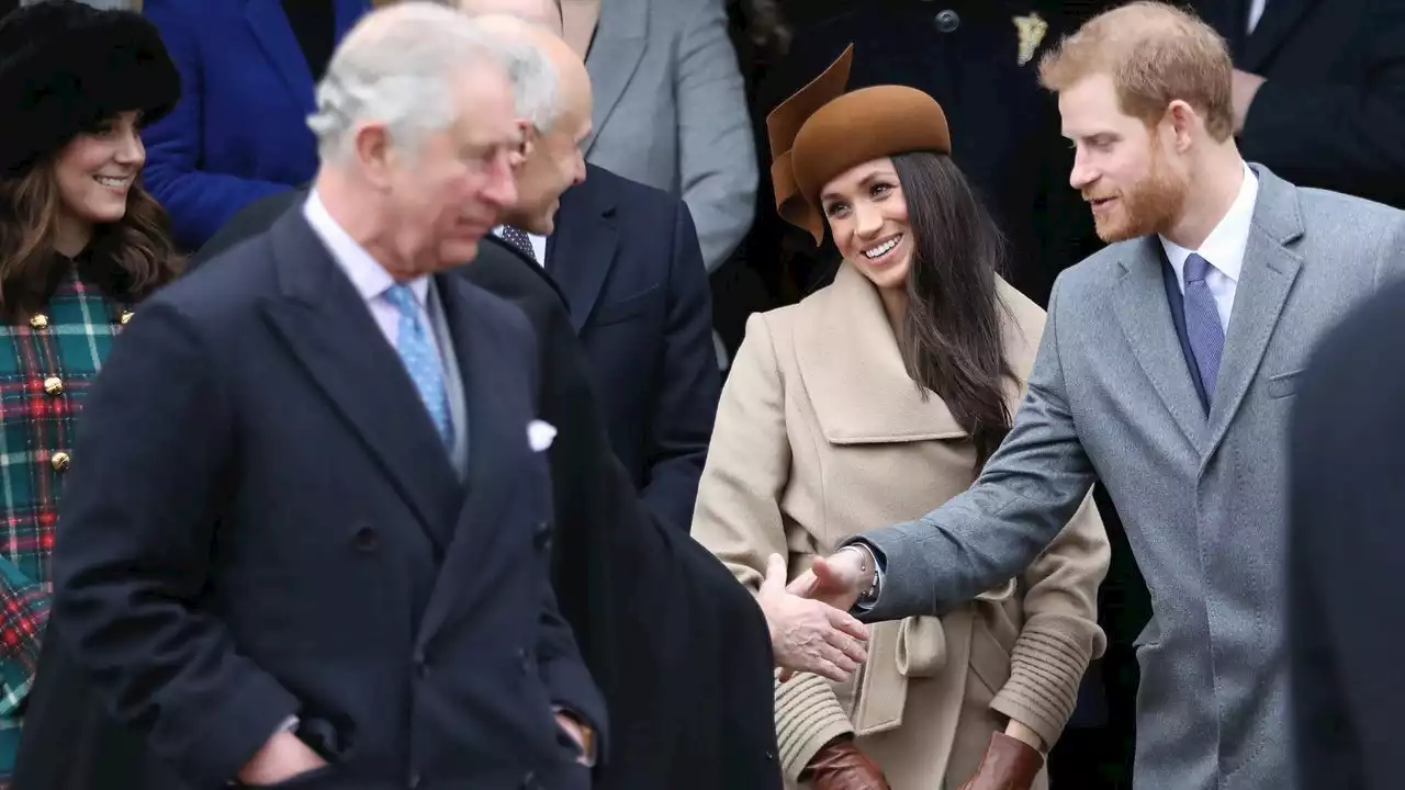 Carlo ha chiamato Harry prima della morte della Regina Elisabetta: «Non portare qua Meghan»