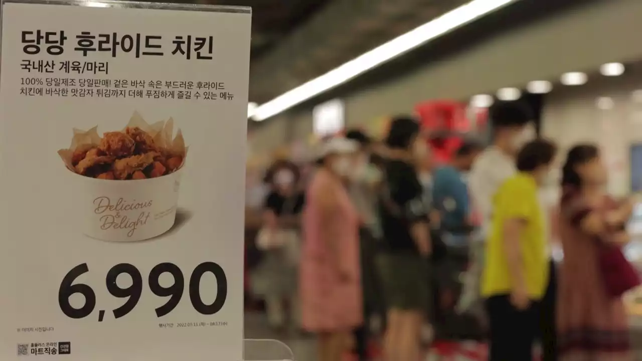 '마트 치킨'이 불러온 저가 경쟁...눈치 보며 동참?