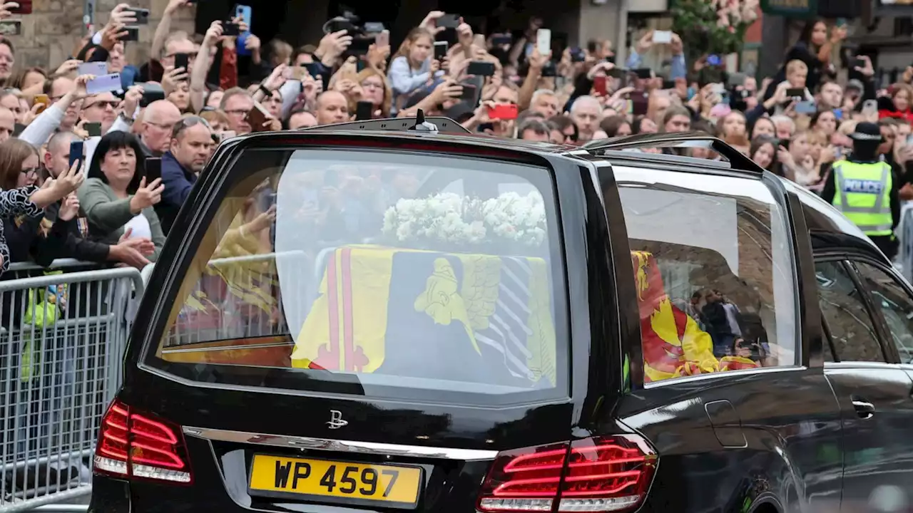 Queen Elizabeth live updates: Queen's coffin greeted by massive crowds in Edinburgh