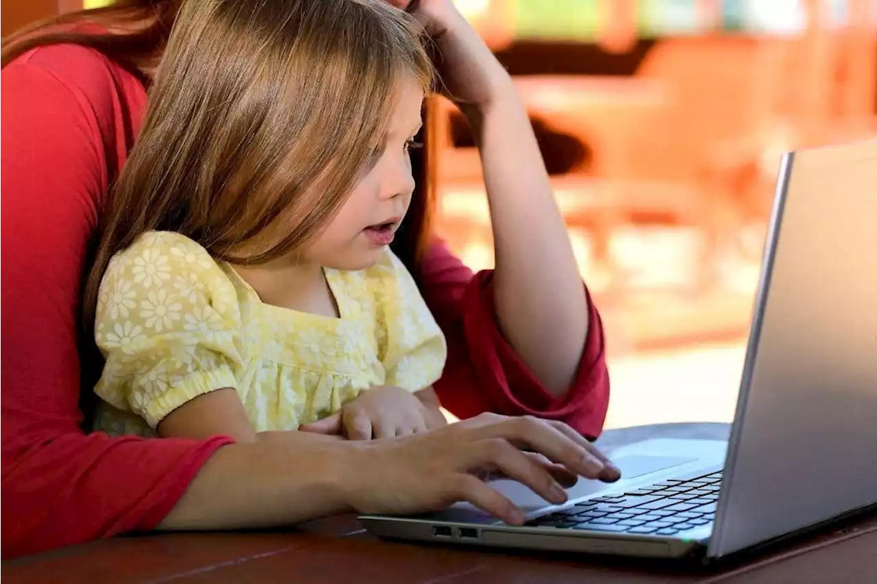 Enfant positif au Covid-19 : quelles solutions pour pouvoir le garder quand je travaille ?