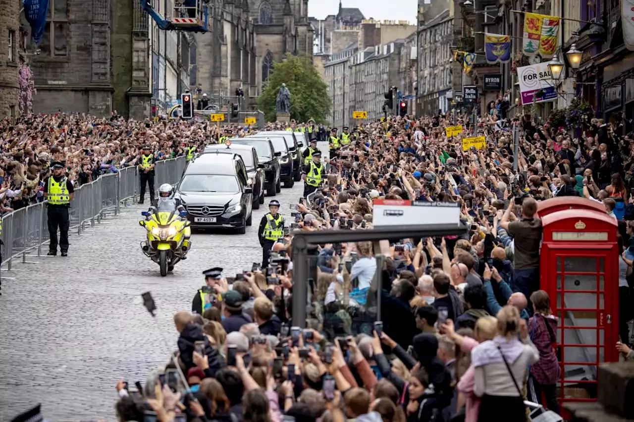 L'ultimo viaggio della regina Elisabetta, la prima tappa a Edimburgo - Mondo