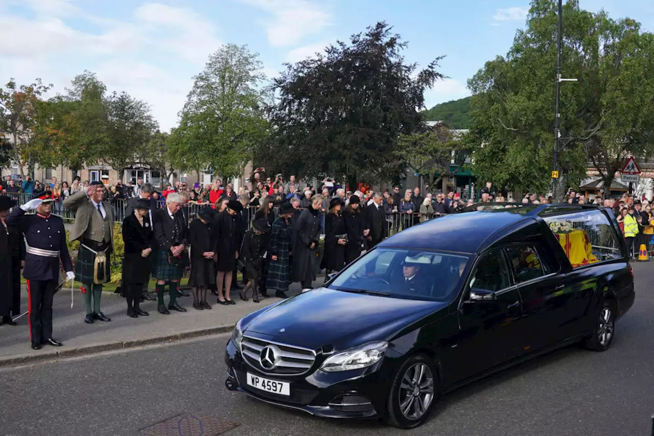 Queen Elizabeth II’s coffin makes journey through Scotland | amNewYork