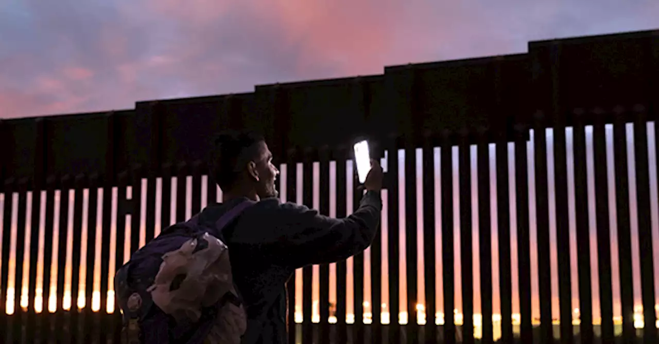 EXCLUSIVE: Migrant ‘Ladder Crews’ Scale Arizona Border Wall Nightly