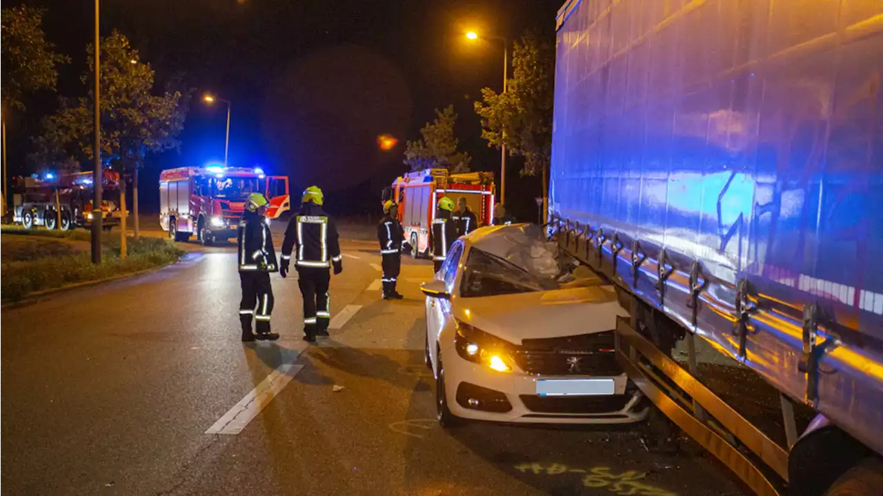 Car-Sharing-Wagen kracht unter LKW – Großfahndung nach Fahrer