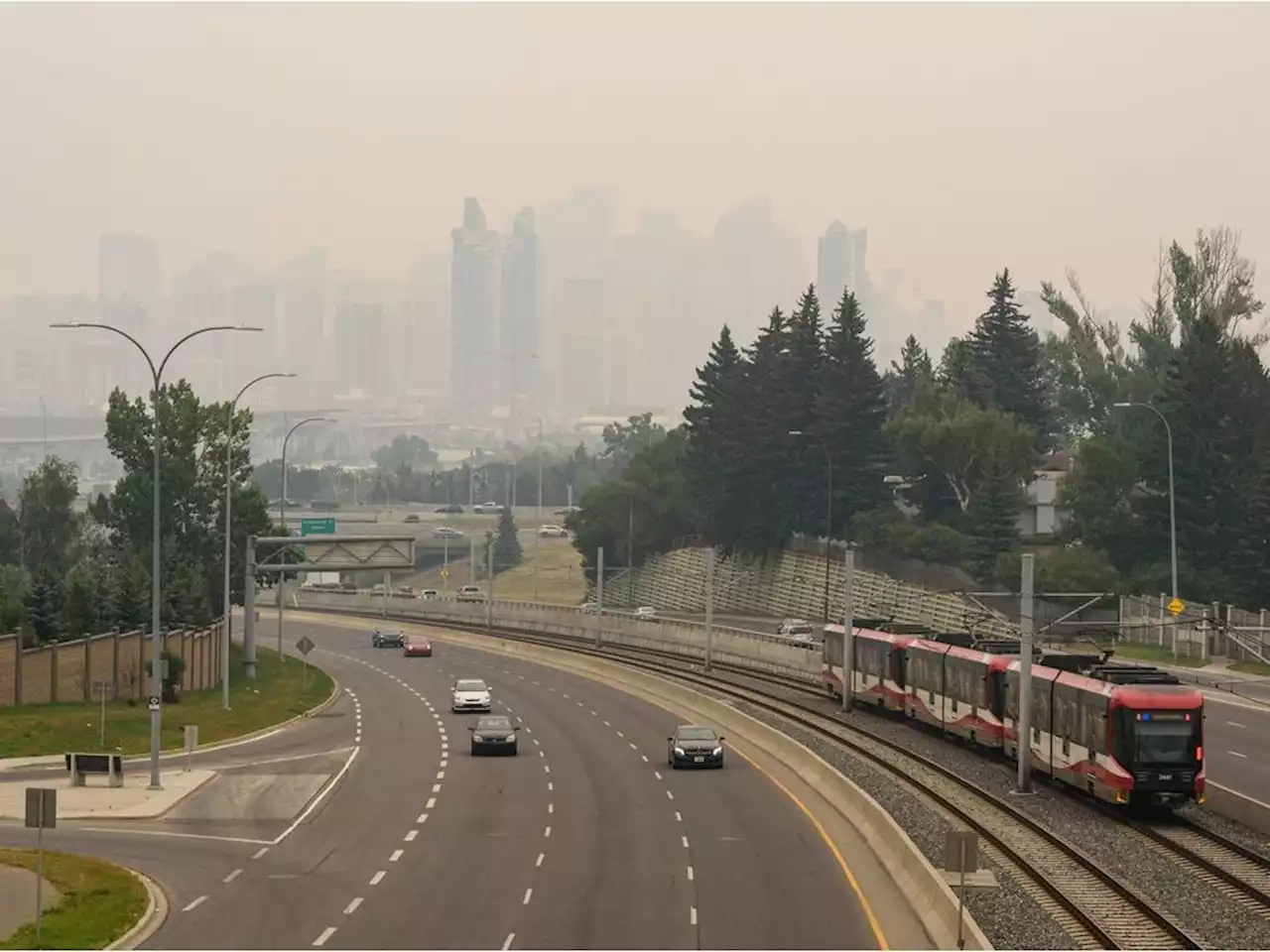 B.C. wildfire smoke prompts air quality statement for Calgary, much of Alberta