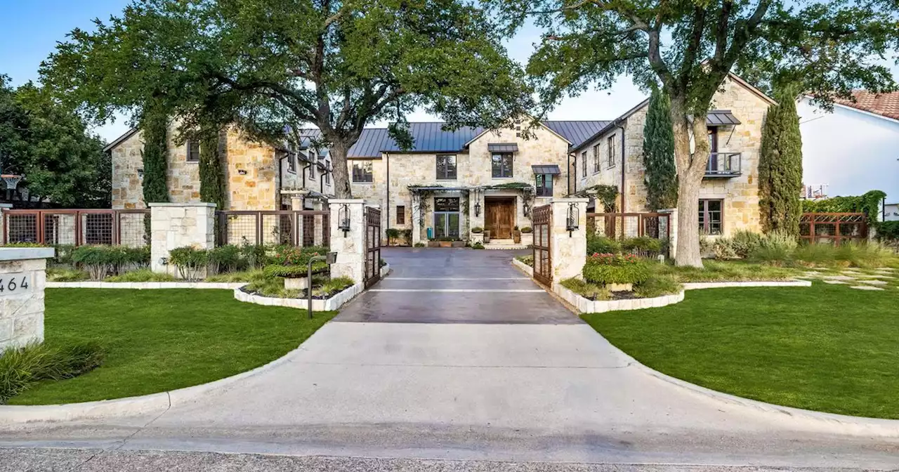 See a 9,768-square-foot Dallas home that makes the most of backyard views