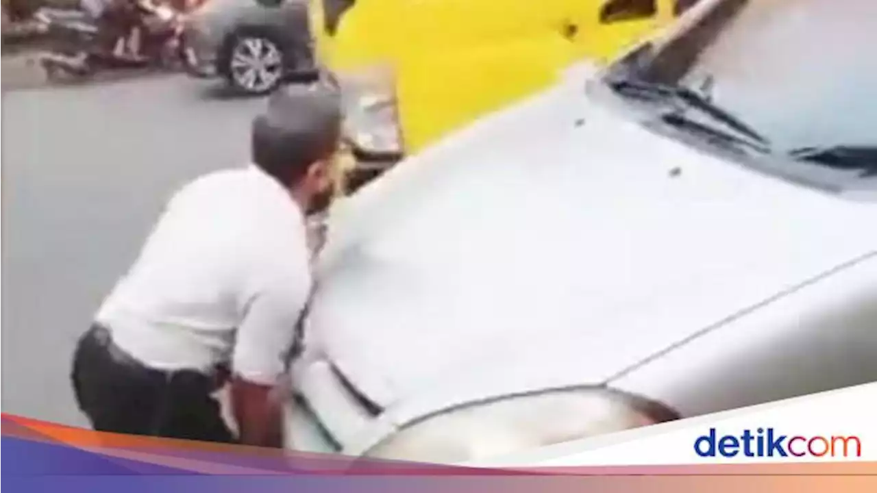 Mahfud Soroti Viral Anggota Polisi Vs Ketua RT Gegara Enggan Mundurkan Mobil