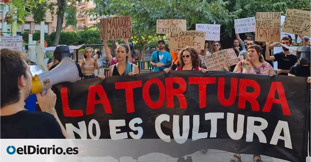 '¡No me divierto con el sufrimiento!': un centenar de personas se manifesta contra la tauromaquia en Murcia