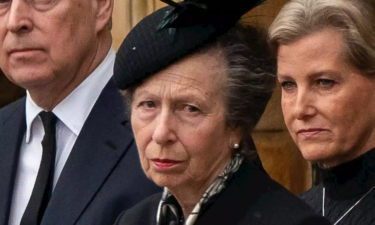 Princess Anne's heartbreaking last curtsy to the Queen – watch